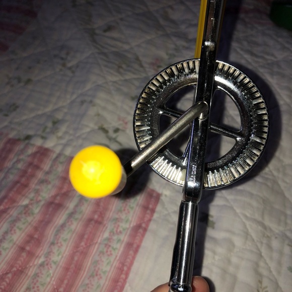 Vintage Handheld Egg Beater with Yellow Handle, off -grid- camping- used - Picture 6 of 8